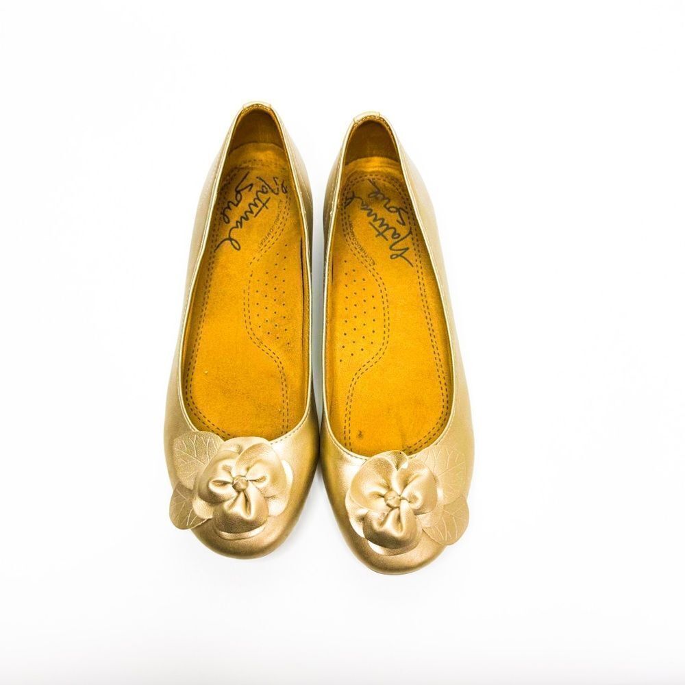Natural Soul Women’s Gold Flats with Flower Embellishment, Size 6.5 - Picture 2 of 8